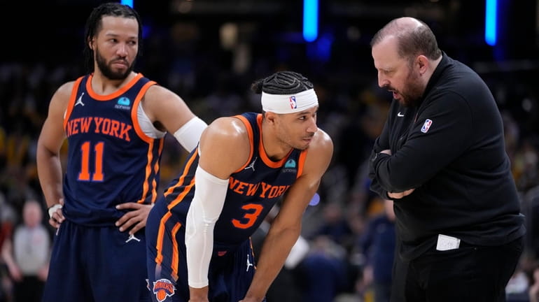 Knicks guard Jalen Brunson and guard Josh Hart talk with head coach...