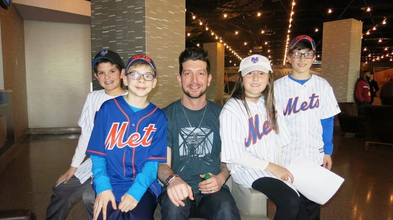 Mets relief pitcher Jerry Blevins talks with LI kids - Newsday