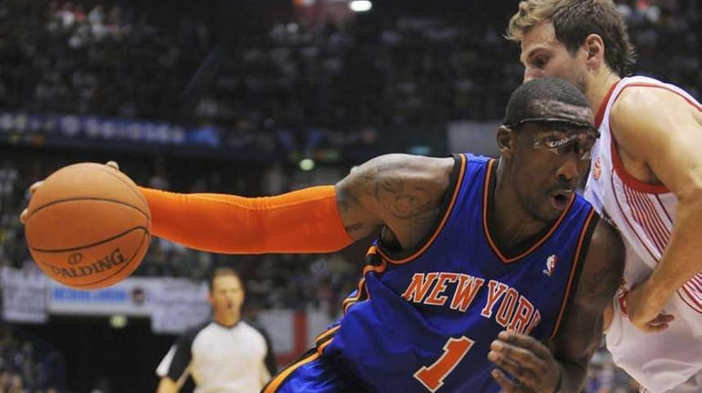 Knicks forward Amar'e Stoudemire drives to the basket during a...
