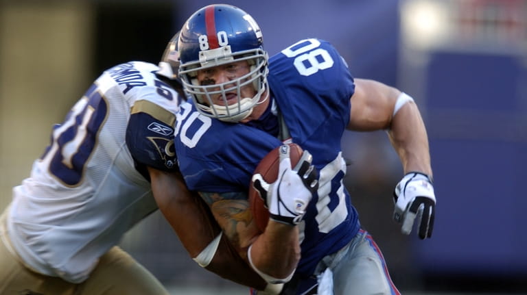 Giants tight end Jeremy Shockey bulls his way past the...