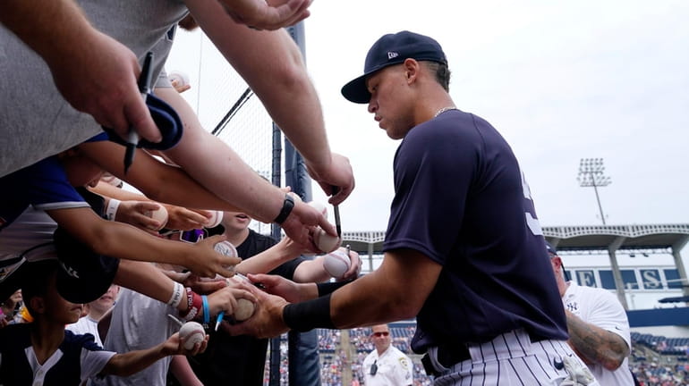 Yankees right fielder Aaron Judge signs autographs before a spring...