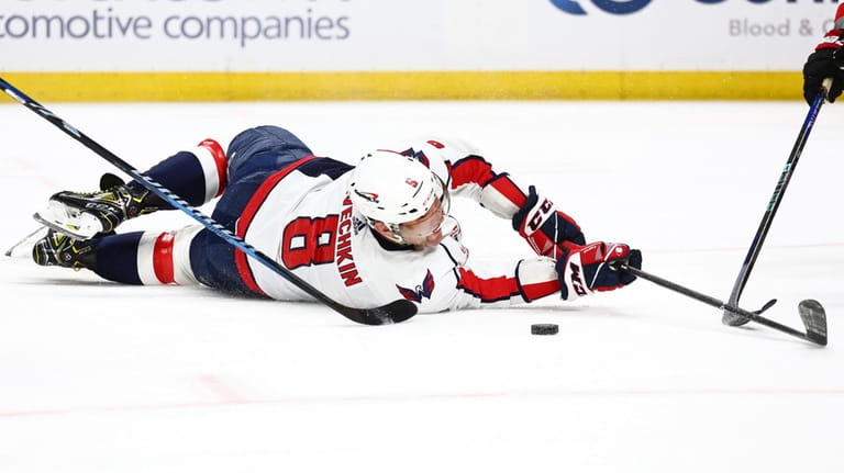 Washington Capitals left wing Alex Ovechkin (8) tries to make...