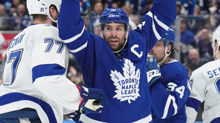 Tavares, Marner lead Maple Leafs past Lightning, series tied