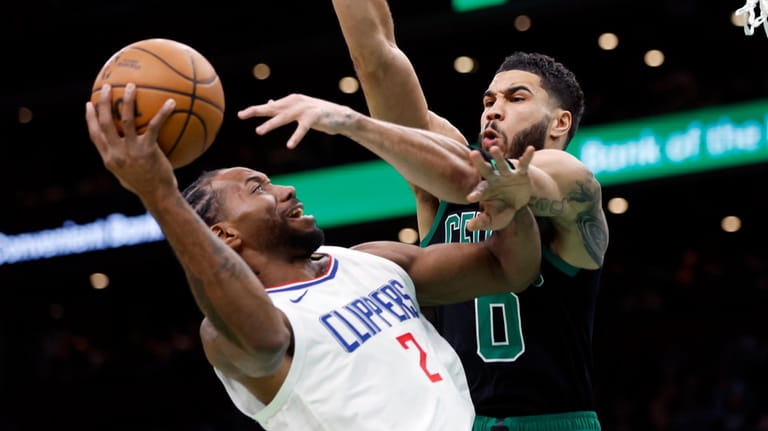 LA Clippers' Kawhi Leonard (2) shoots against Boston Celtics' Jayson...