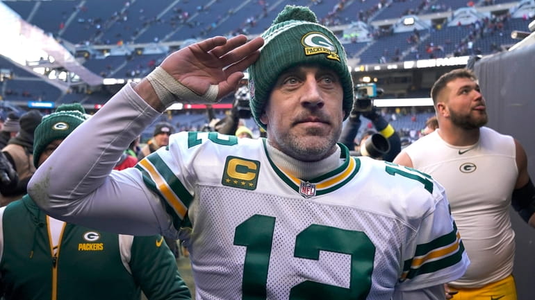 The Packers' Aaron Rodgers salutes the fans after an NFL...