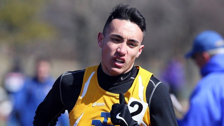 East Meadow's Keith Hernandez wins boys 1,600 meters - Newsday