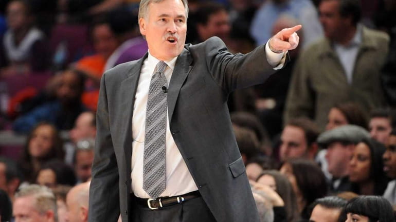 New York Knicks head coach Mike D'Antoni reacts to the...