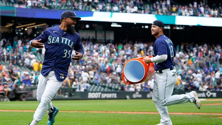 Mariners fall to Cubs in 11 innings