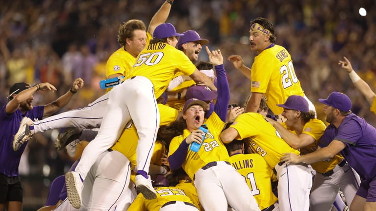 LSU celebrates after defeating Florida in Game 3 of the...