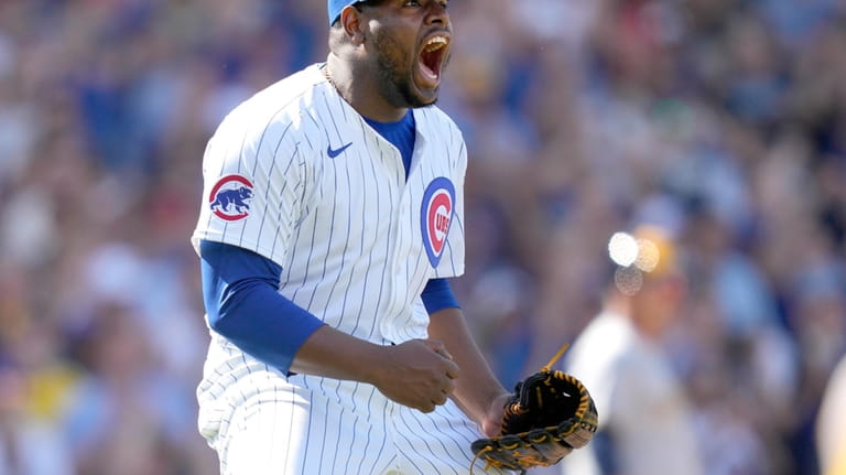 Chicago Cubs relief pitcher Héctor Neris celebrates after the last...
