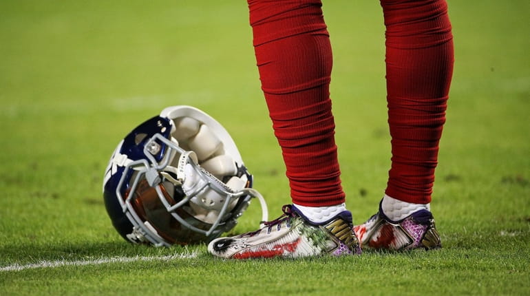 Check Out How This NFL Player Converts His Nike Football Cleats Into  Slippers •