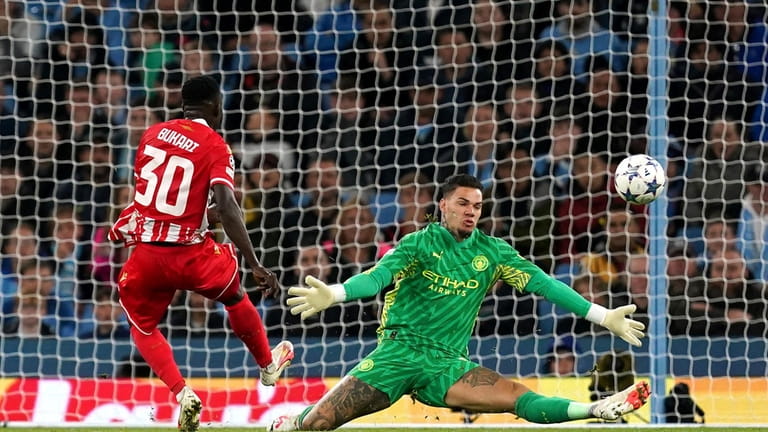 Football: Soccer-Alvarez helps Man City sweep past Red Star