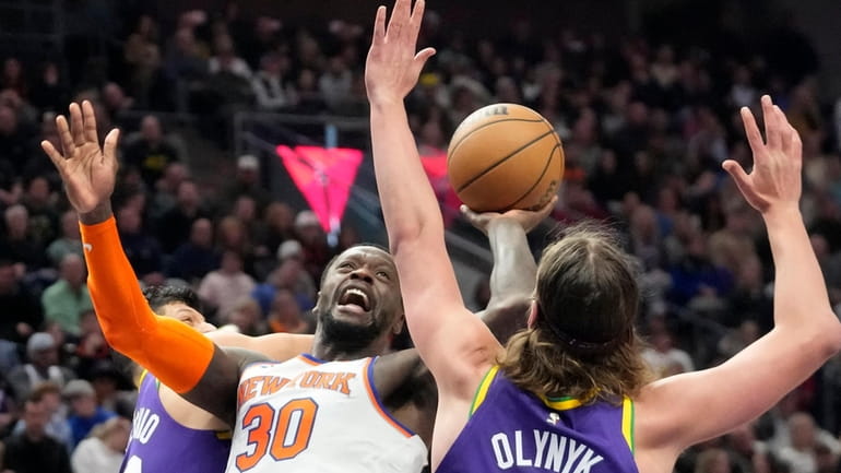 Knicks forward Julius Randle (30) shoots as Utah Jazz forward...