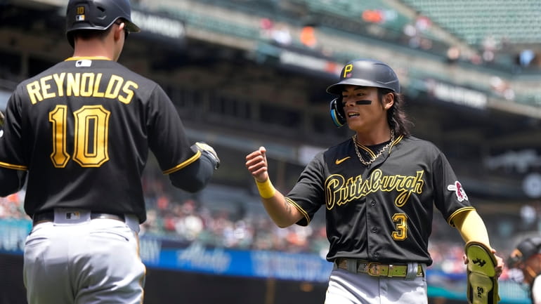 Reynolds' 3 RBIs, great catch lead Pirates over Giants 9-4, back
