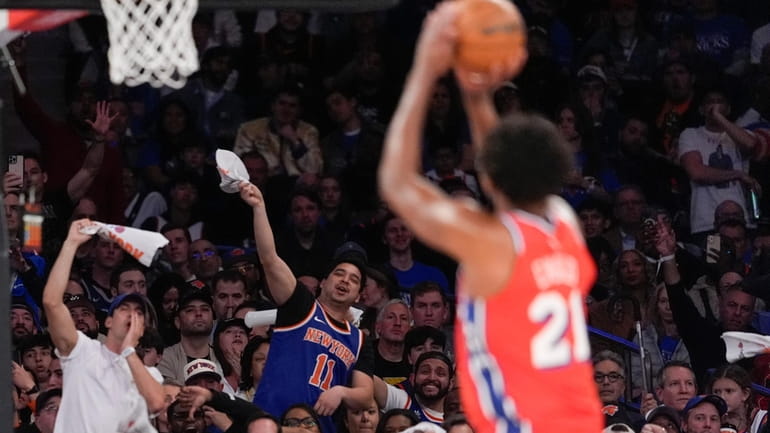 New York Knicks fans try to distract Philadelphia 76ers center...