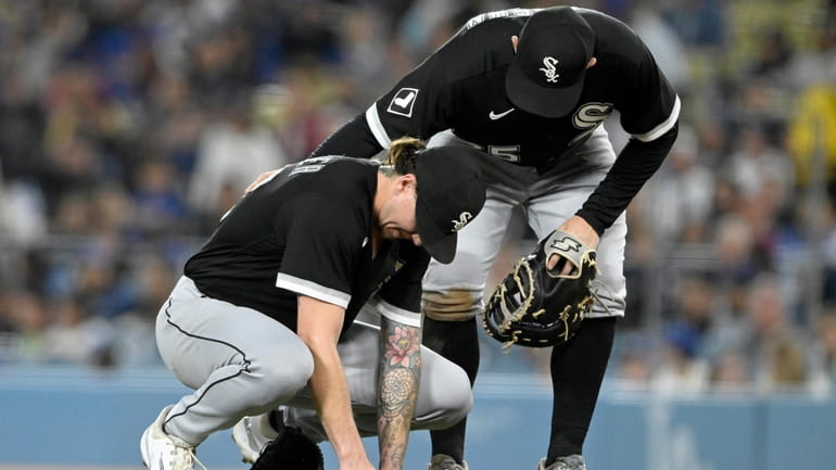 White Sox's Clevinger leaves start against Dodgers with right biceps  soreness - Newsday