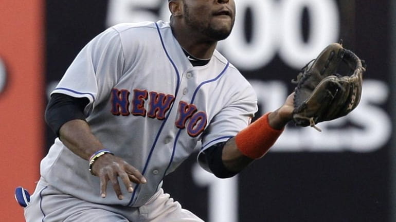 New York Mets second baseman Luis Castillo catches a pop...