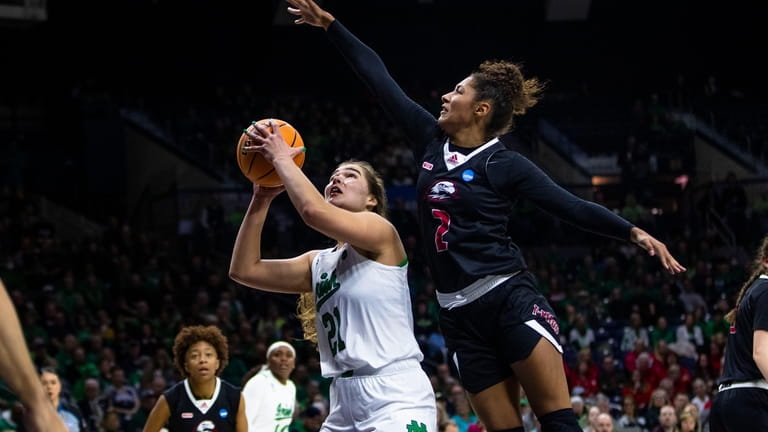 Notre Dame's Maddy Westbeld (21) shoots as Southern Utah's Tomekia...