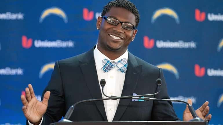 LaDainian Tomlinson announces his retirement from professional football, after signing...