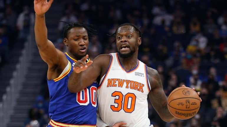 Julius Randle #30 of the Knicks drives to the basket against...