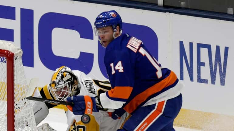 Islanders right wing Tom Kuhnhackl (14) battles in the goal...