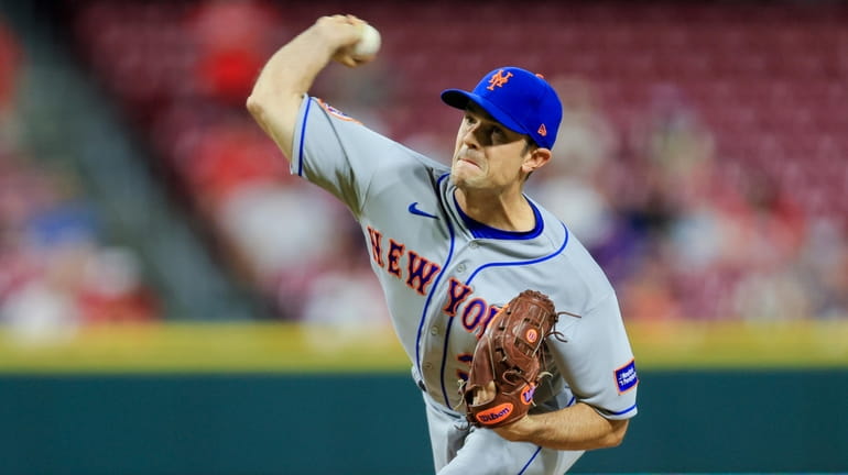 Mets' David Robertson throws during the ninth inning of the...