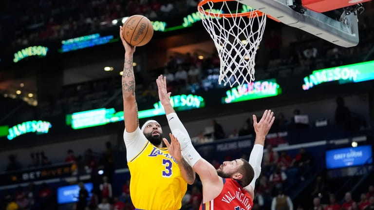 Los Angeles Lakers forward Anthony Davis (3) shoots against New...