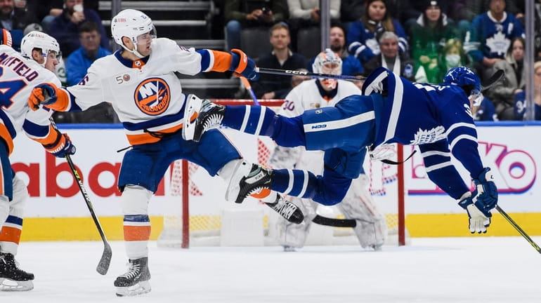 Maple Leafs center Auston Matthews, right, and Islanders right wing Oliver...