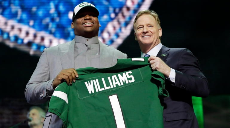 Alabama nose tackle Quinnen Williams poses with NFL commissioner Roger...