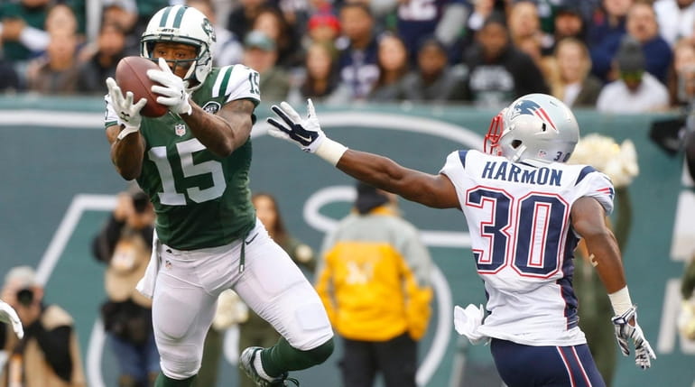 New York Jets wide receiver Brandon Marshall (15) grabs the...