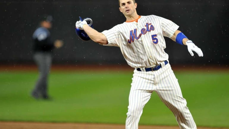 New York Mets third baseman David Wright (5) throws his...