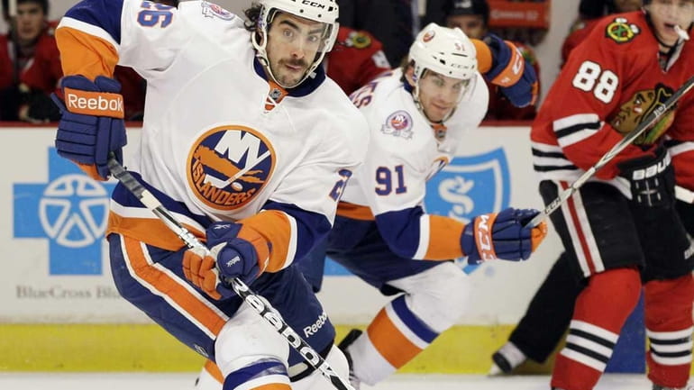 New York Islanders' Matt Moulson looks to pass during the...
