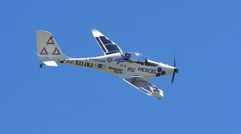 Test pilot Rob Lutz flies the Luminati Aerospace V0-SubStrata solar-powered...