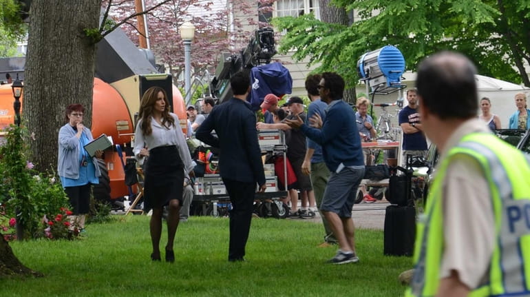 Tina Fey and Jason Bateman (in shorts) shoot a scene...