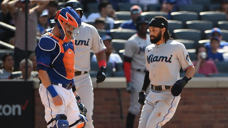 Miami Marlins' Billy Hamilton scores on a throwing error by Mets...