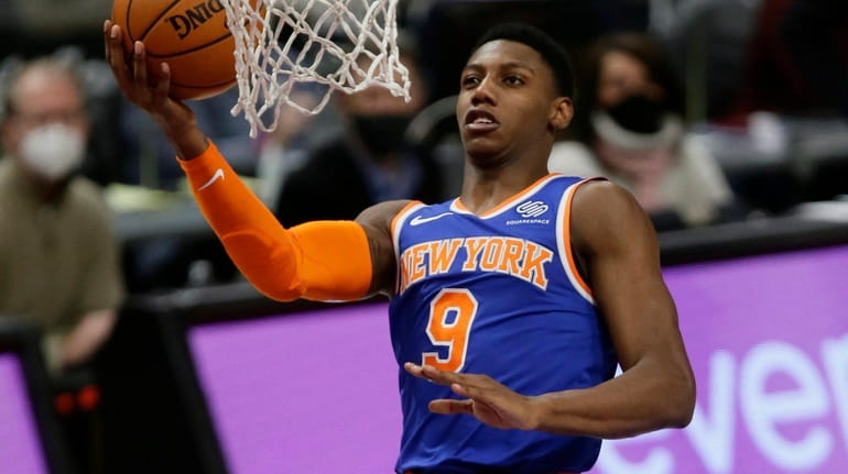 Knicks guard RJ Barrett jumps above Pistons guard Delon Wright for...
