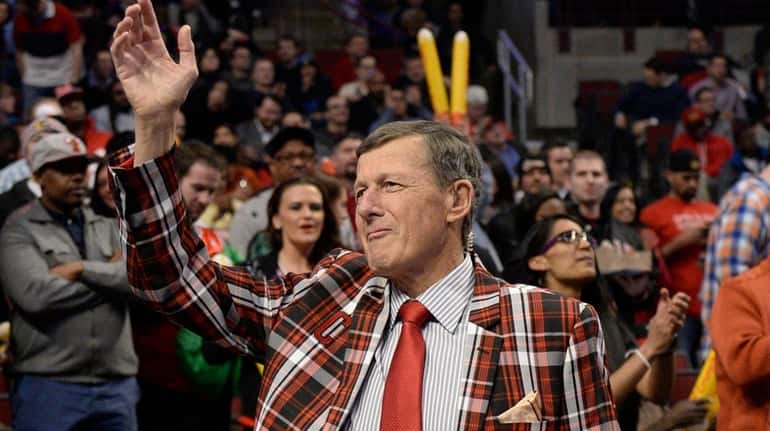 TNT sideline reporter Craig Sager acknowledges the crowd during a...