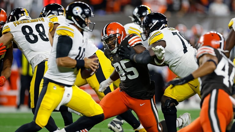 Cleveland Browns defensive end Myles Garrett (95) rushes Pittsburgh Steelers...
