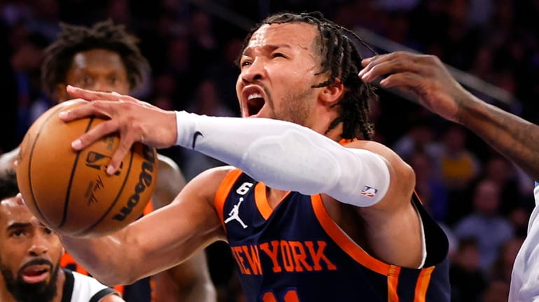 Knicks guard Jalen Brunson drives to the basket against Timberwolves...