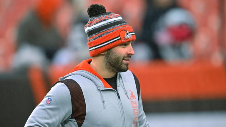 Cleveland Browns quarterback Baker Mayfield watches teammates warm up for...