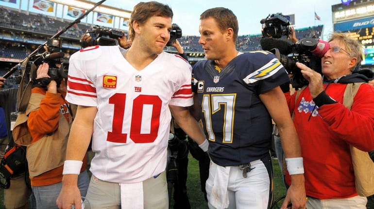 Giants quarterback Eli Manning (10), talks with San Diego Chargers...