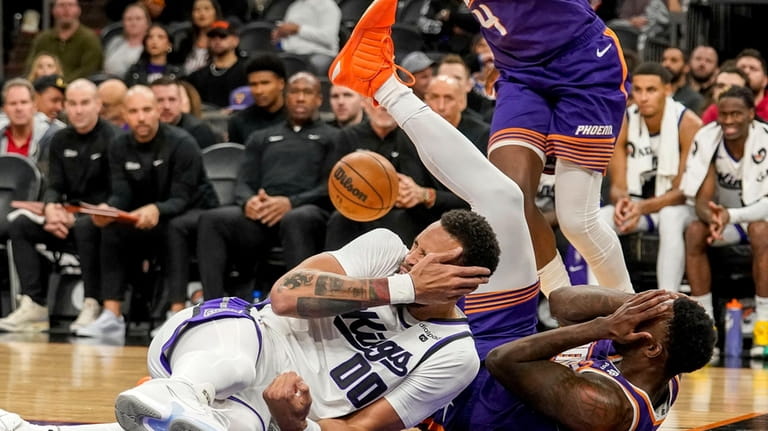 Sacramento Kings' JaVale McGee (00) and Phoenix Suns' Nassir Little...