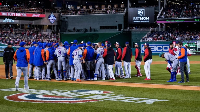 Washington Nationals and New York Mets scuffle after New York...