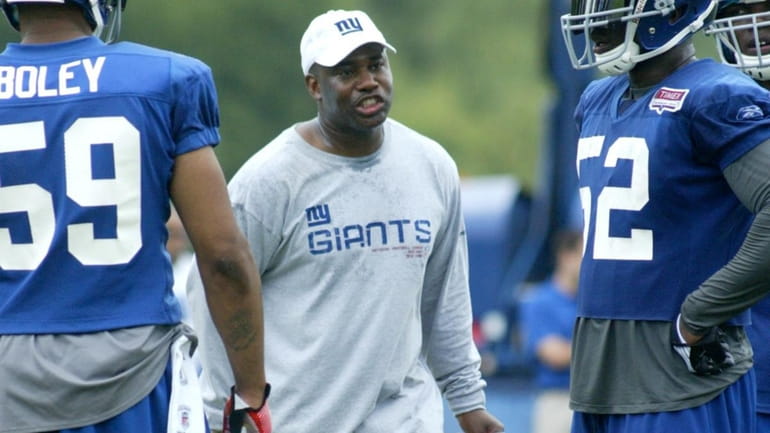 New Giants' defensive coordinator Perry Fewell addresses his defenders, including...