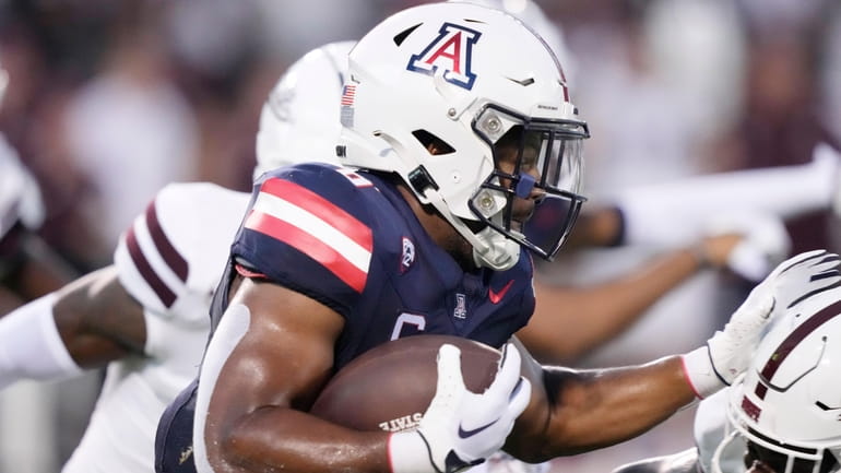 Arizona's Michael Wiley (6) returns a kickoff against Mississippi State...