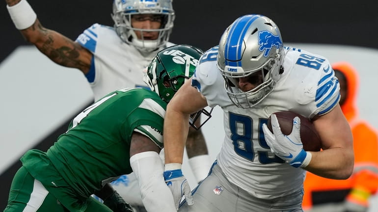 Lions tight end Brock Wright carries the ball into the end...