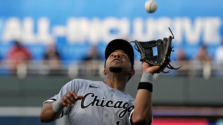 Chicago White Sox second baseman Elvis Andrus catches a fly...