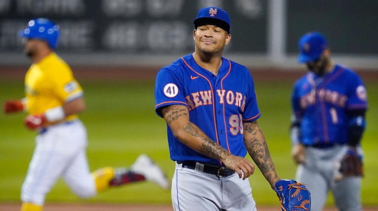 Mets starting pitcher Taijuan Walker reacts as the Red Sox's Kyle...