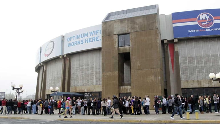 Fans line up at Nassau Coliseum. (April 23, 2011)