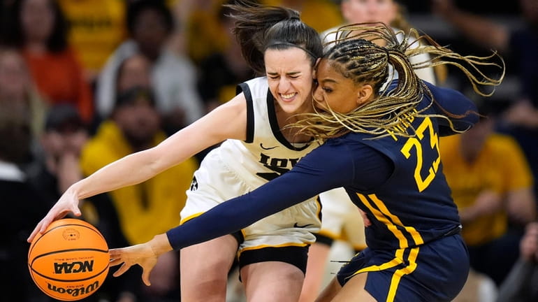 West Virginia guard Lauren Fields (23) tries to steal the...